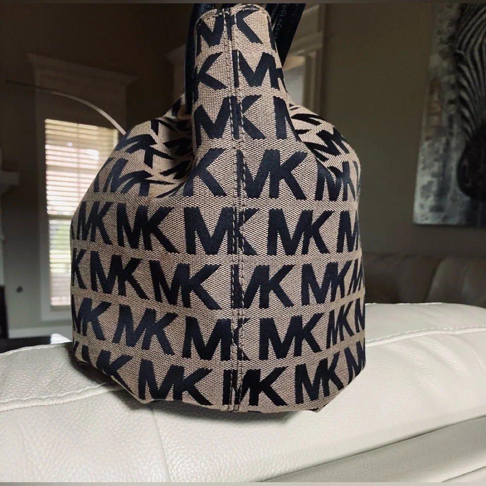 Michael Kors Coated Canvas Bucket Drawstring Bag. - Picture 4 of 9